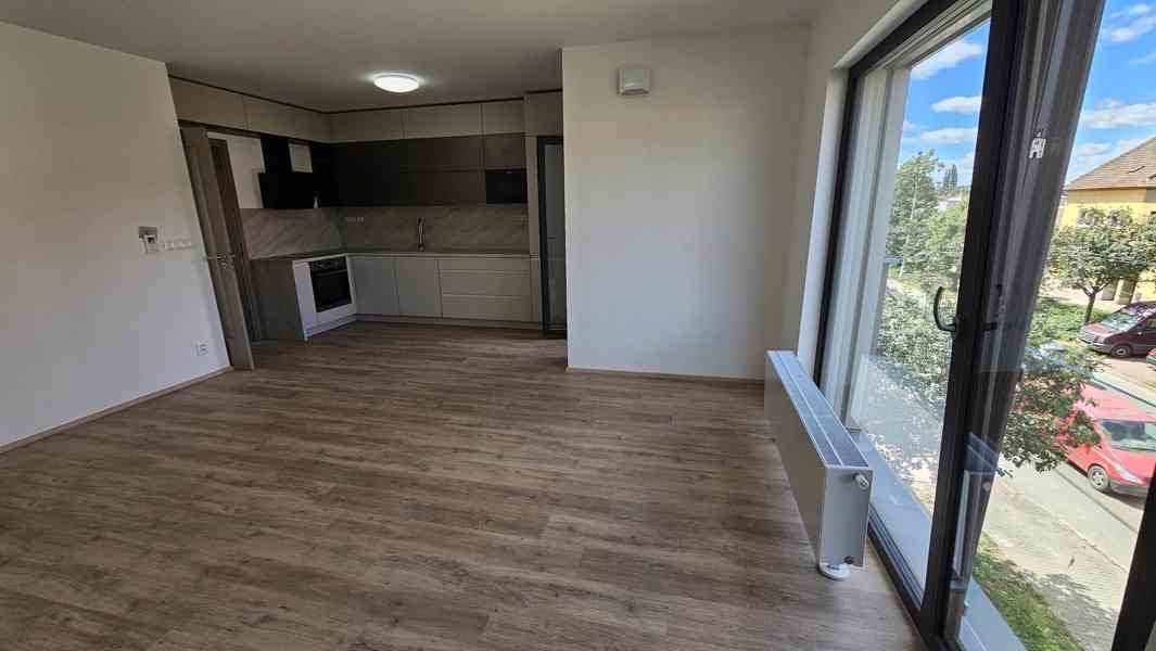 Pronájem novostavby bytu 85m2 3+kk,2 lodžie,garáž, bezbarie  - foto 3