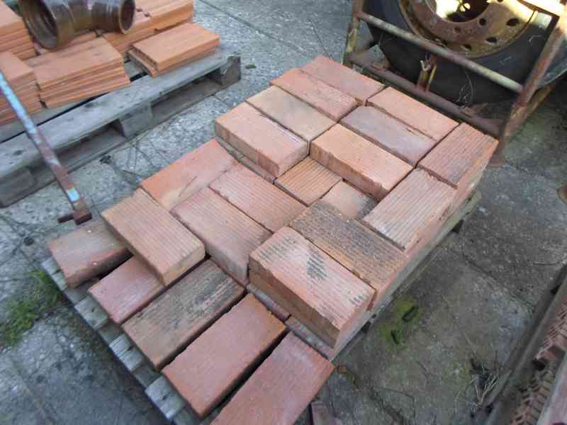 zbytky stavebního materiálu - foto 3