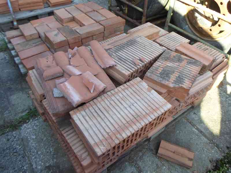 zbytky stavebního materiálu - foto 2