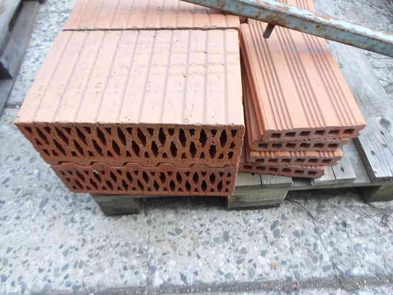 zbytky stavebního materiálu - foto 4