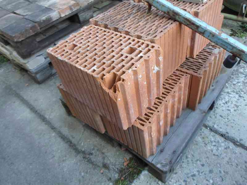 zbytky stavebního materiálu - foto 5