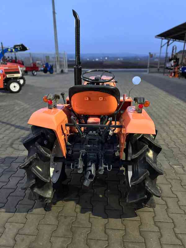 Traktor Kubota B1402, 4X4 ( 15 hp) + sekačka - foto 5