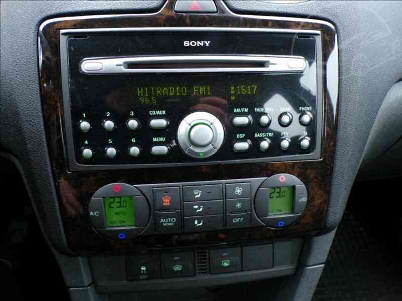 Ford Focus 1,6 i GHIA,KLIMA - foto 7