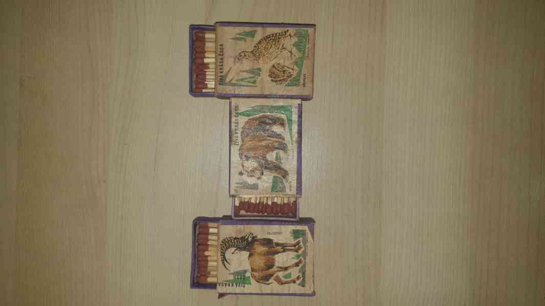 Staré dýhované krabičky se zápalkami.