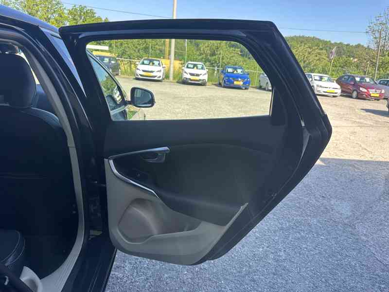 Volvo V40 2.0D 110kW/Automat/Výhřev/Xenon - foto 22