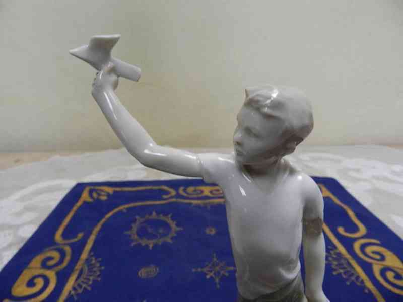 Zajímavá porcelánová figurka Chlapec s Vlaštovkou - foto 2