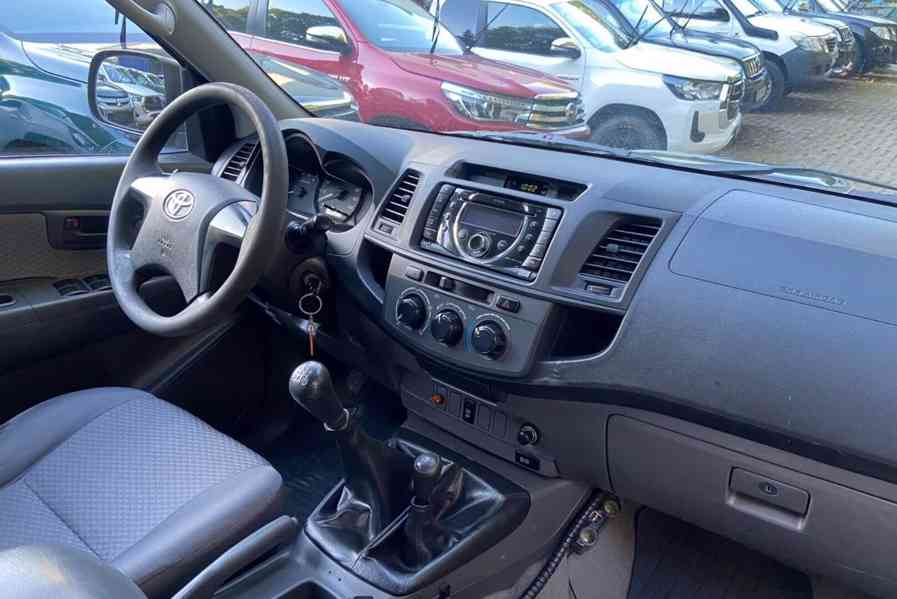 Toyota Hilux 2.5 D4-D 4x4 106kw - foto 10