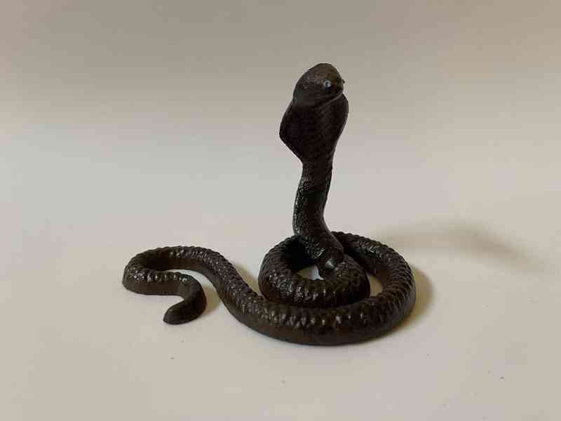 Kovová soška hada - kobra
