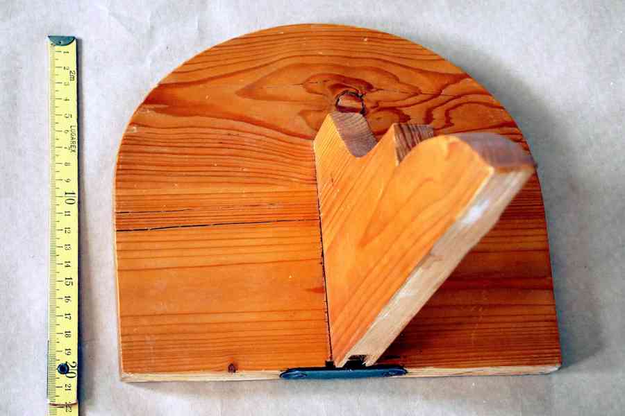 Dřevěná polička, háčky a drobné dekorace - foto 4