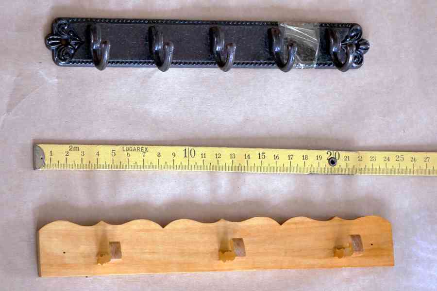 Dřevěná polička, háčky a drobné dekorace - foto 5