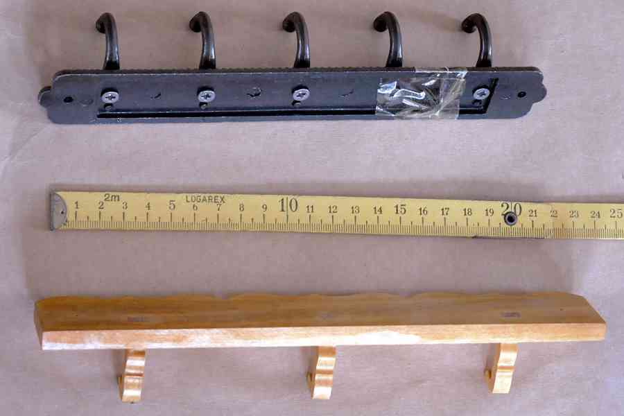 Dřevěná polička, háčky a drobné dekorace - foto 6