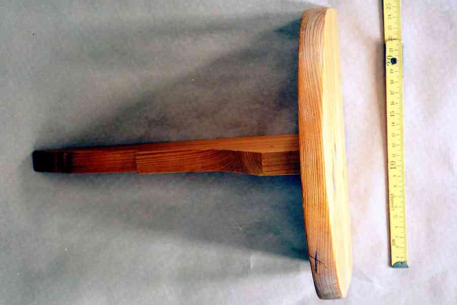 Dřevěná polička, háčky a drobné dekorace - foto 3