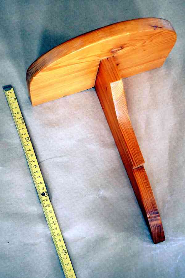 Dřevěná polička, háčky a drobné dekorace - foto 2