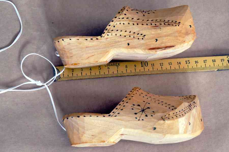 Dřevěná polička, háčky a drobné dekorace - foto 8