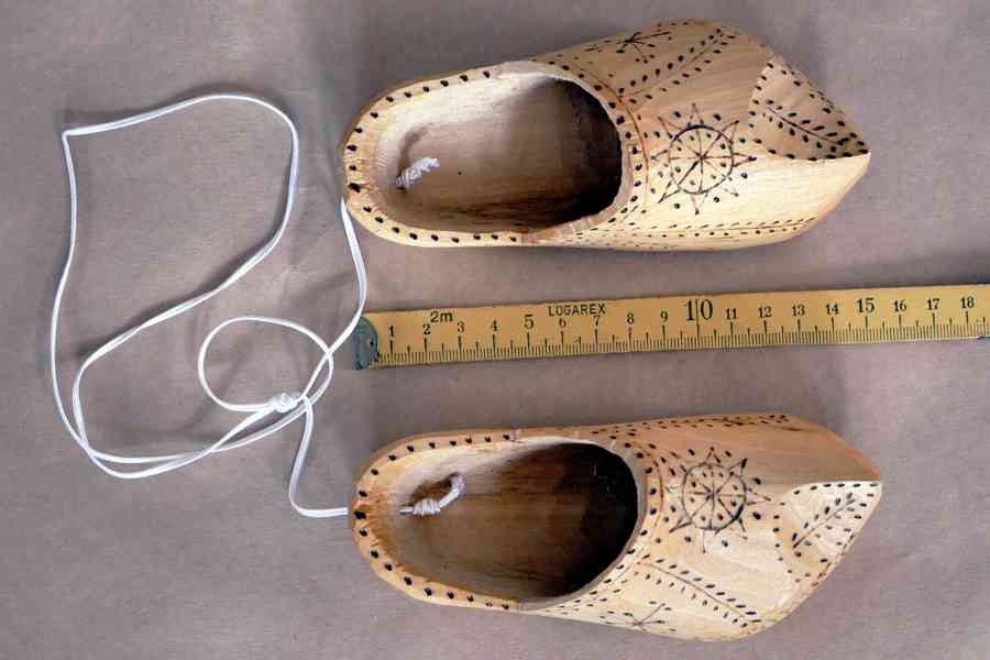 Dřevěná polička, háčky a drobné dekorace - foto 7