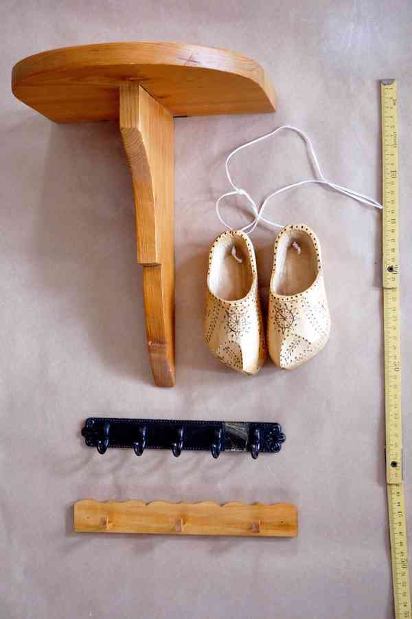 Dřevěná polička, háčky a drobné dekorace - foto 1