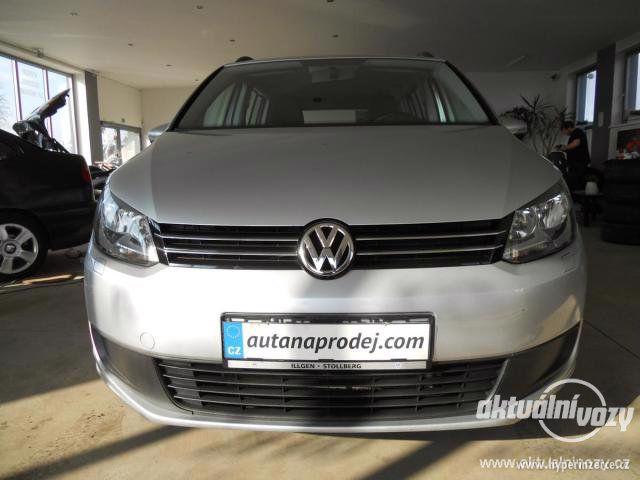 Volkswagen Touran 1.6, nafta, rok 2011 - foto 9