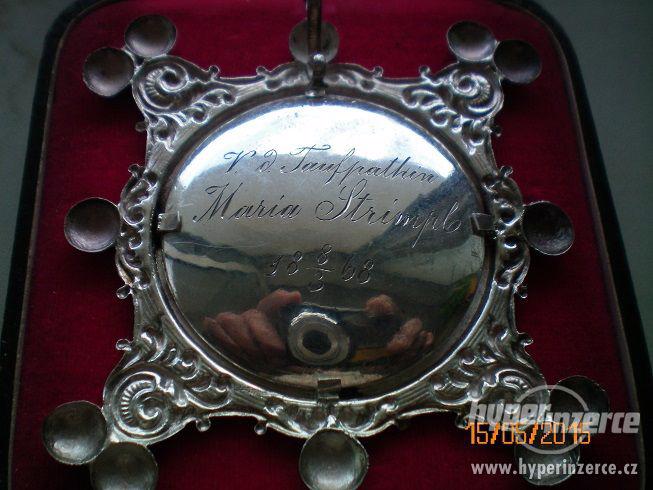 Starožitný stříbrný návěs s motivem svatého křtu - foto 2