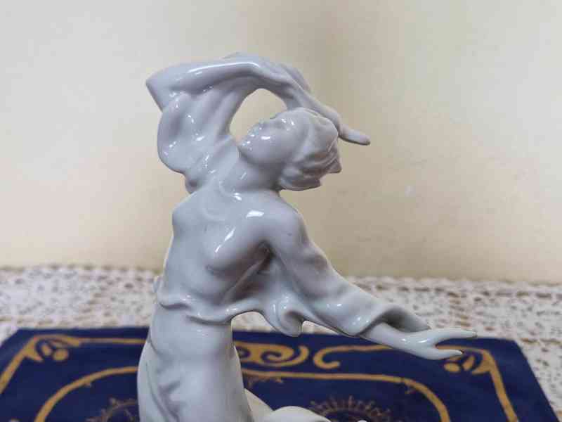 Krásná porcelánová plastika Dívka PirkenHammer Březová - foto 7