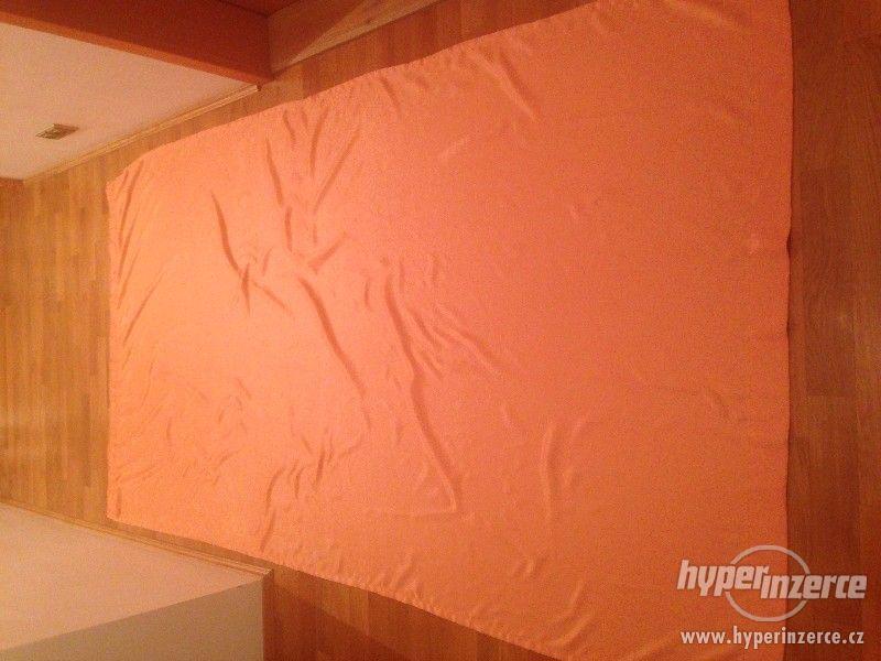 závěsy v oranžové barvě ušité v ŠIK ateliéru von Kofrau - foto 2