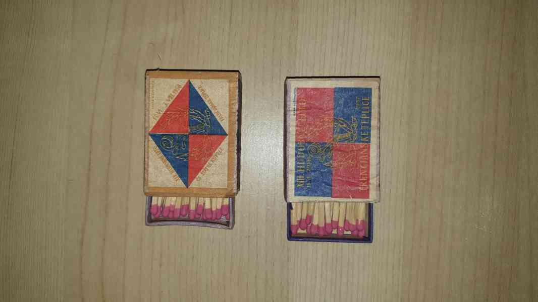 Staré dýhované krabičky se zápalkami