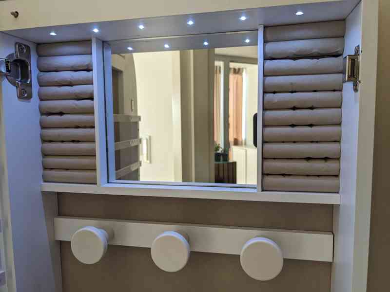 Závěsná zrcadlová šperkovnice - foto 14