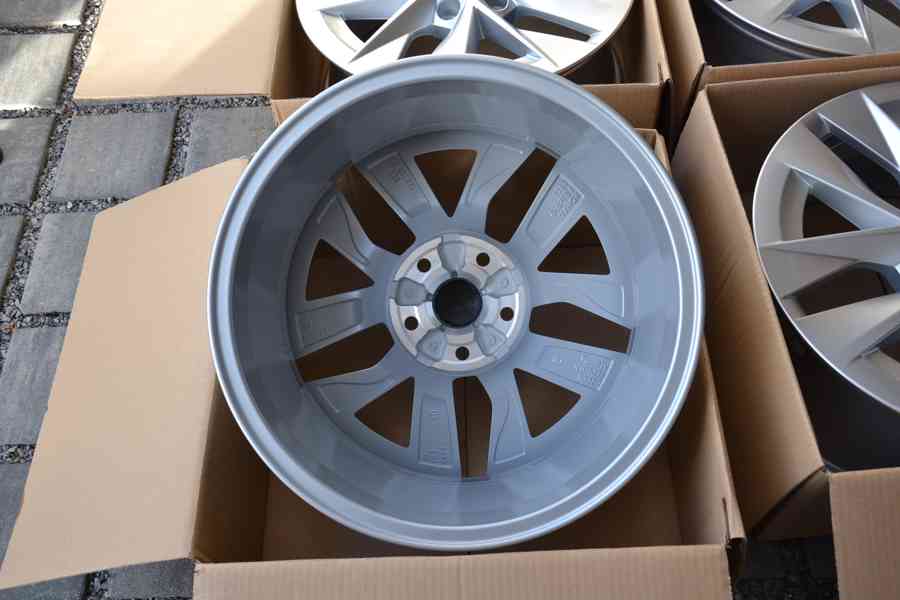 Škoda Octavia IV- 17 NOVÉ orig.ALU disky 7x17,5x112 - foto 19