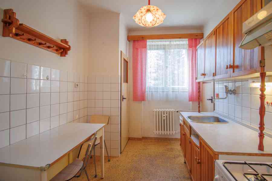 Prodej slunného zděného bytu 3+1 s balkonem a zahrádkou v Su - foto 9