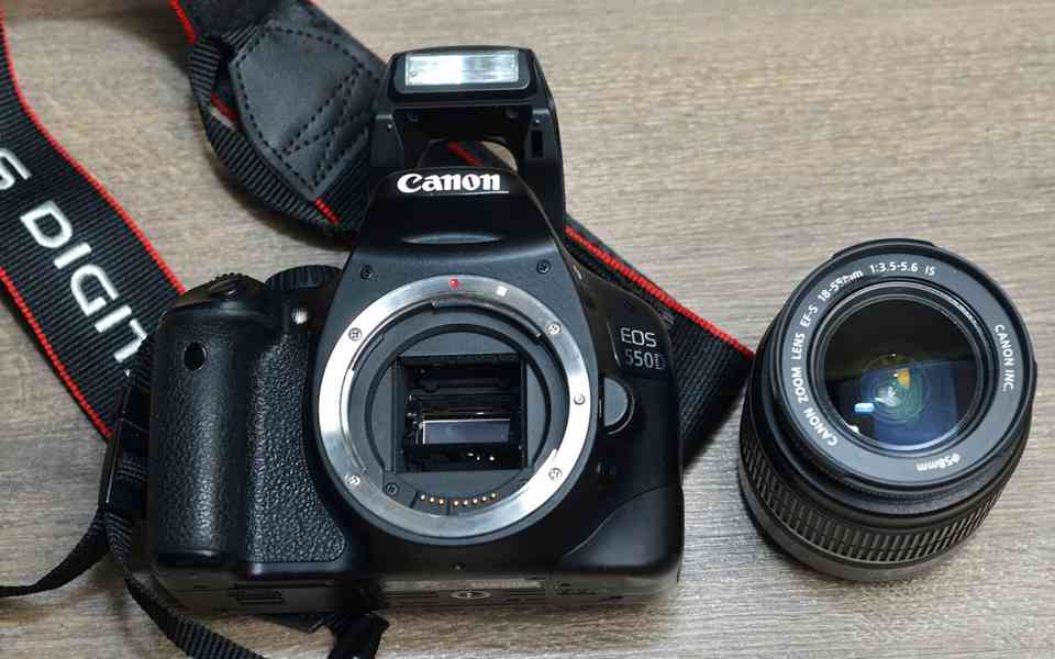 Canon EOS 550D + 18-55mm f/3.5-5.6 IS *10800 Exp. - foto 3