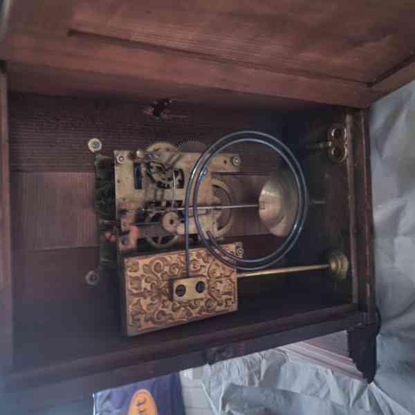 Staré stolní vyřezávané hodiny - foto 4