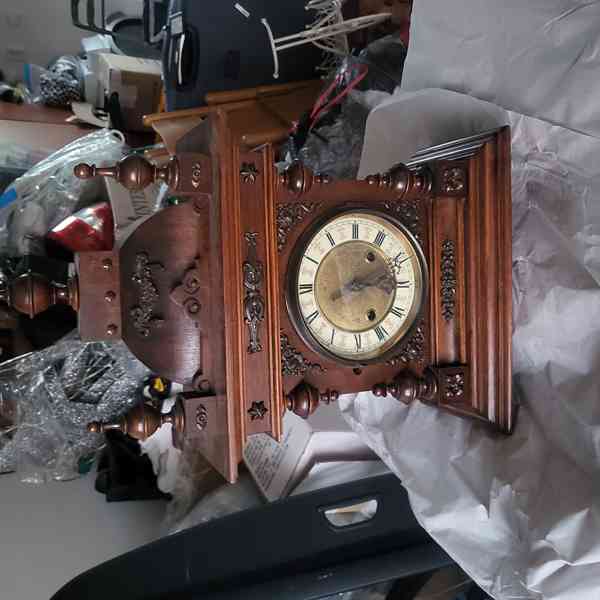 Staré stolní vyřezávané hodiny - foto 1