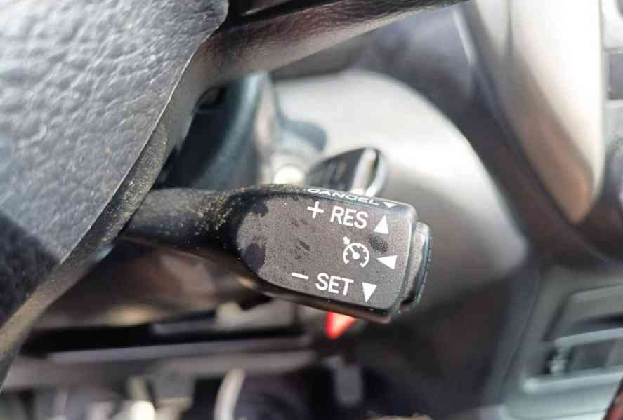 Toyota RAV 4 2.0i Executive 4X4 benzín 110kw - foto 19