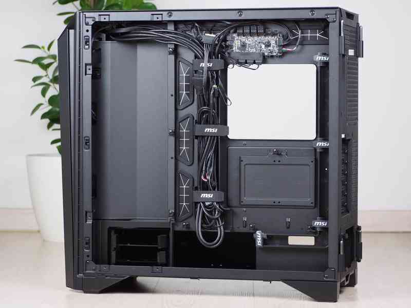 MSI MEG PROSPECT 700R - foto 2