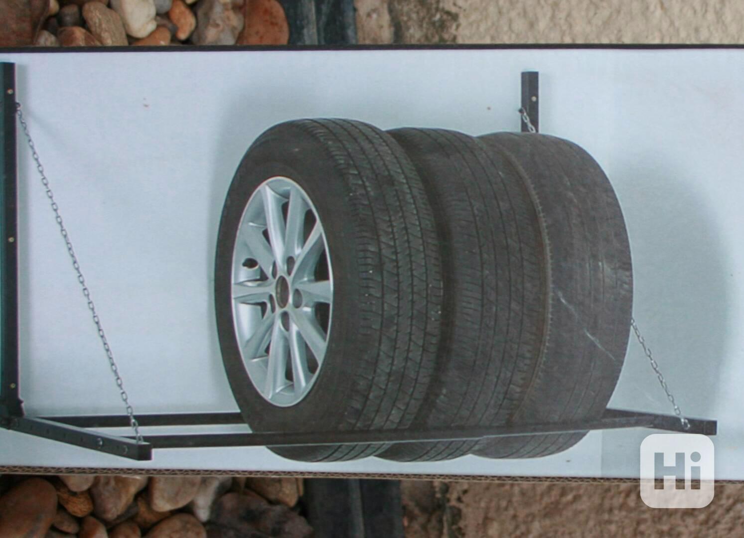 Nástěnný regál na pneumatiky - foto 1