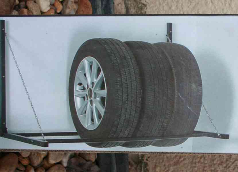 Nástěnný regál na pneumatiky - foto 1