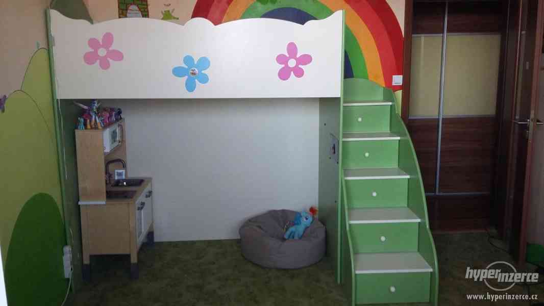 Vyvýšená dětská postel s úložnými prostory - foto 1