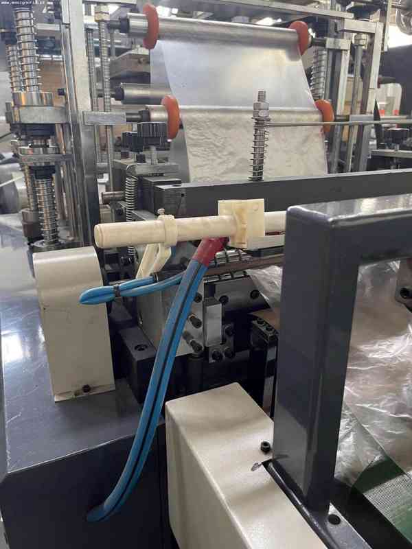 Linka na výrobu fóliových rukavic RUIAN QUEENSENSE MACHINE - foto 6