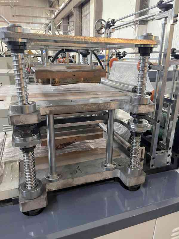 Linka na výrobu fóliových rukavic RUIAN QUEENSENSE MACHINE - foto 10