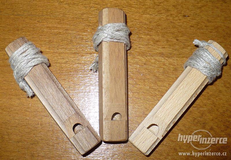Dřevěné píšťalky a dekorační březová košťata - foto 4