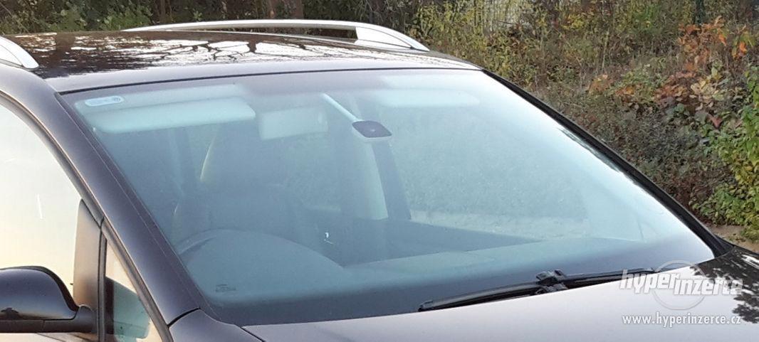VW Touran - čelní okno s dešťovým senzorem - foto 2