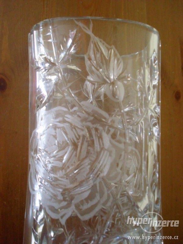 Broušená váza s květinovým motivem - foto 2