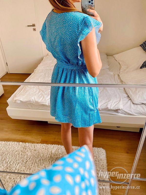 Krásné modré letní šaty s volánky - foto 2