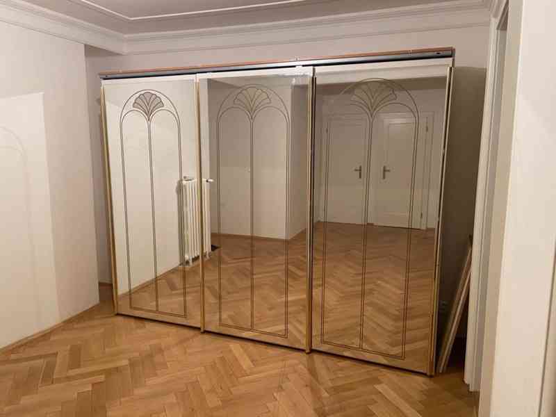 Elegantní zrcadlová skříň - foto 1