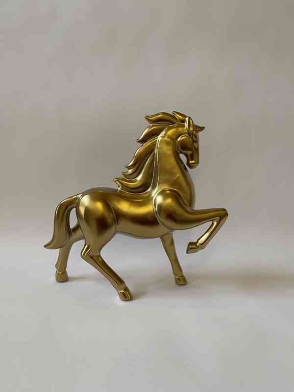 Kůň hřebec - socha ve zlatém provedení - foto 1
