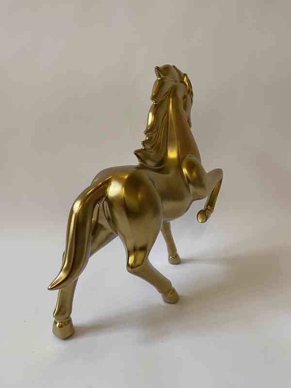 Kůň hřebec - socha ve zlatém provedení - foto 3