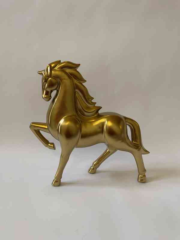 Kůň hřebec - socha ve zlatém provedení - foto 2