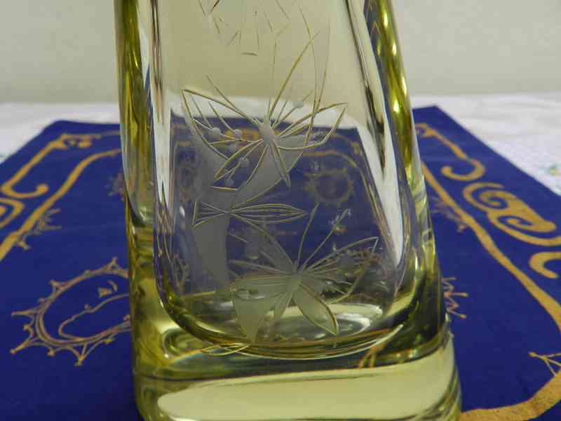 Hezká stará žlutá Váza Motýli hutní sklo - foto 5