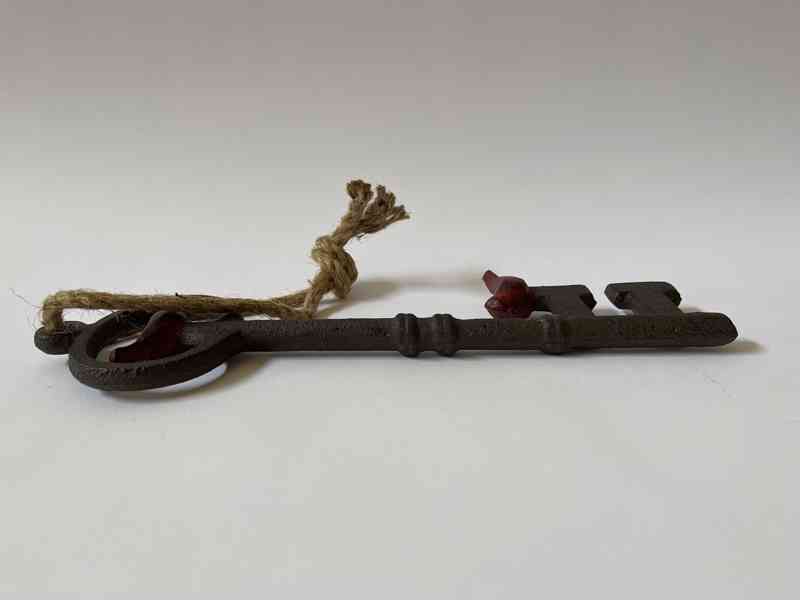 Velký kovový ozdobný klíč 33 cm s provazem - foto 3