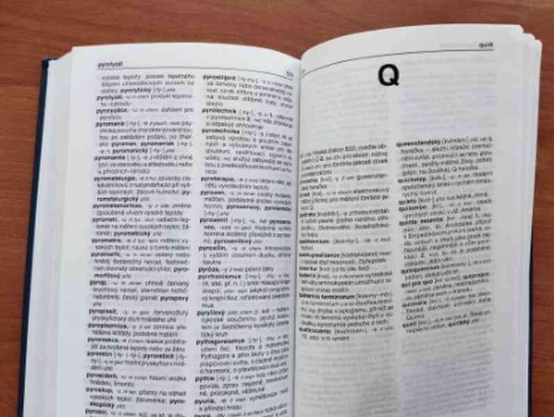 Dva slovníky cizích slov pro porovnání: vydání 1954 a nové  - foto 2