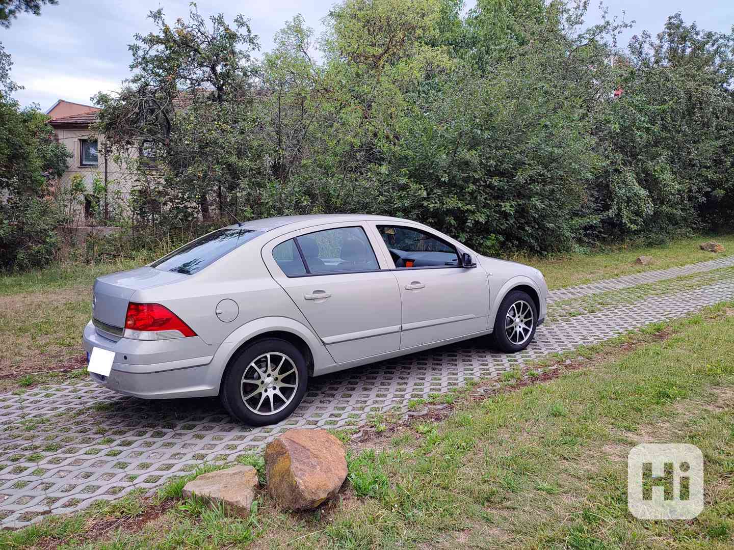 Opel Astra Sedan  - foto 1
